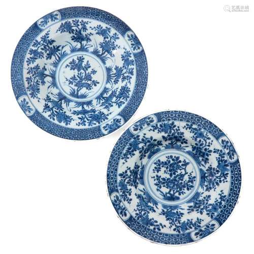 A PAIR OF BLUE AND WHITE PLATES