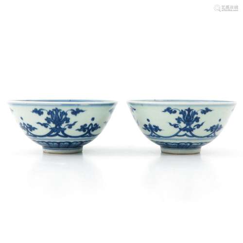 A PAIR OF BLUE AND WHITE BOWLS