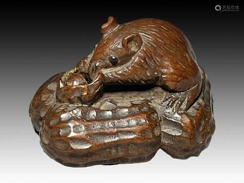 A BOX WOOD NETSUKE DEPICTING A RAT, 19TH CENTURY, MEIJI PERI...