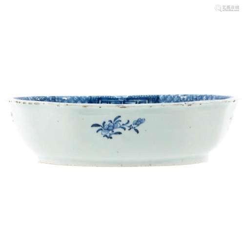A BLUE AND WHITE SERVING DISH