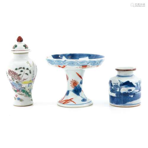 A COLLECTION OF PORCELAIN