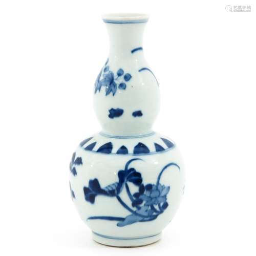 A BLUE AND WHITE GOURD VASE