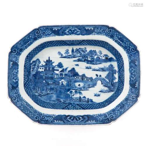 A BLUE AND WHITE SERVING DISH