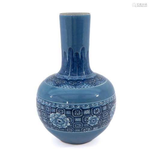 A BLUE AND WHITE VASE