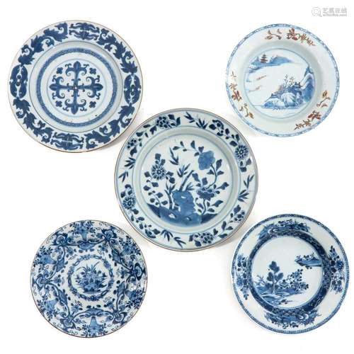 A LOT OF 5 BLUE AND WHITE PLATES