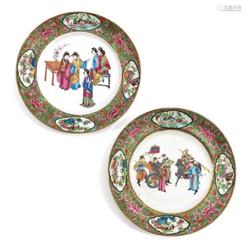 A PAIR OF FAMILLE ROSE PLATES