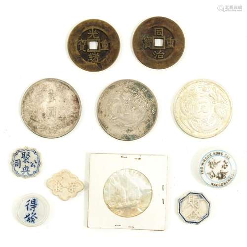 A COLLECTION OF CHINESE COINS AND TOKENS