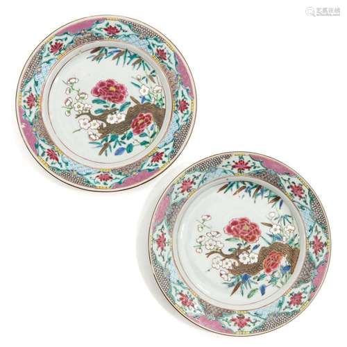 A PAIR OF FAMILLE ROSE PLATES