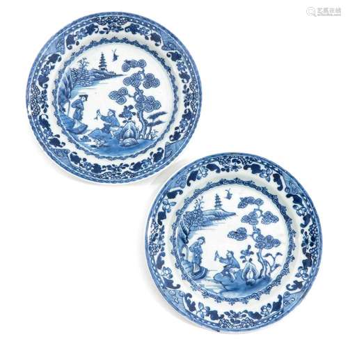 A PAIR OF BLUE AND WHITE PLATES