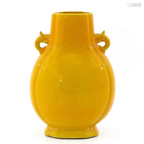 A YELLOW GLAZE HU VASE