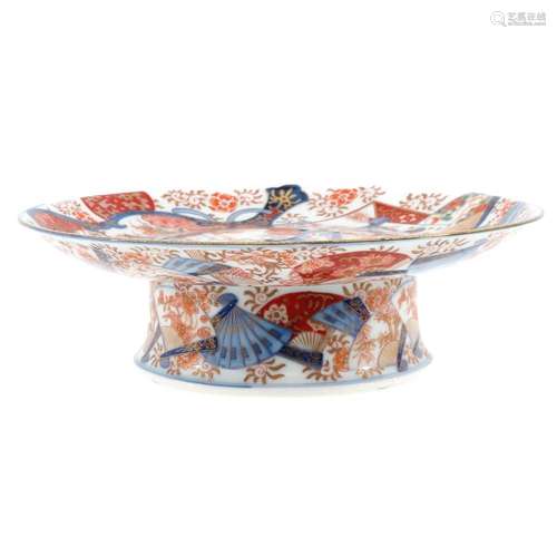 AN IMARI DECOR FOOTED SERVING TRAY