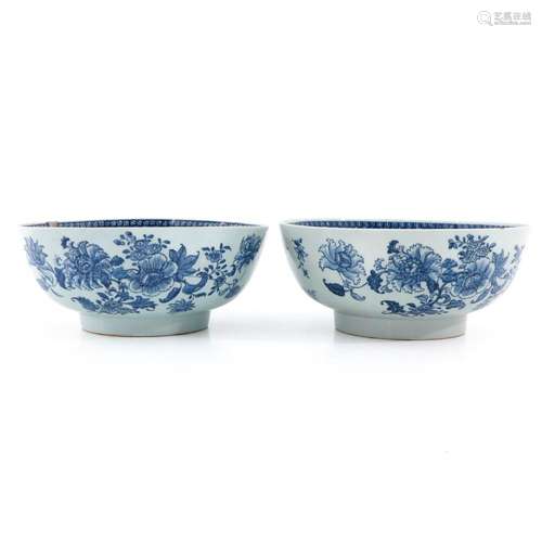 A PAIR OF BLUE AND WHITE SERVING BOWLS