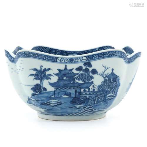 A BLUE AND WHITE SERVING BOWL