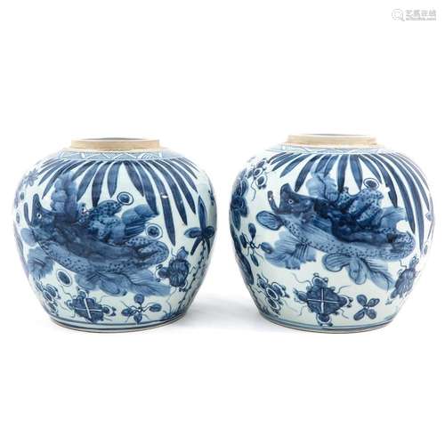 A PAIR OF BLUE AND WHITE GINGER JARS