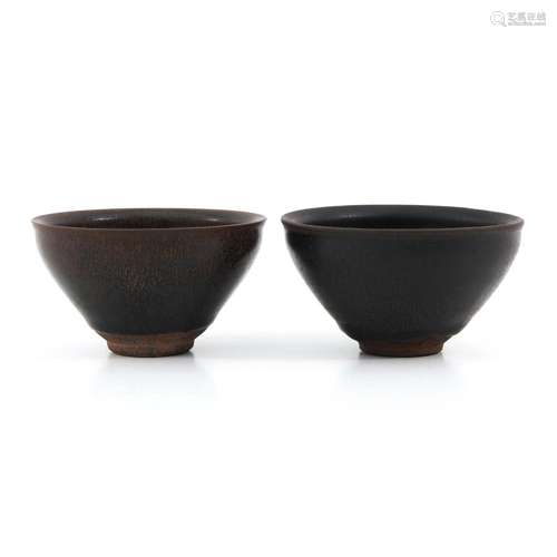 A PAIR OF TEA BOWLS