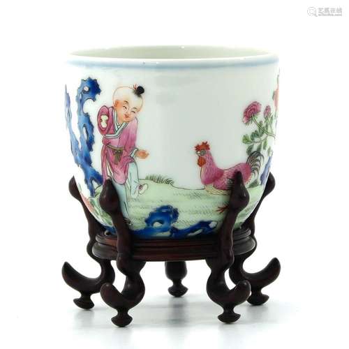 A FAMILLE ROSE ROOSTER CUP