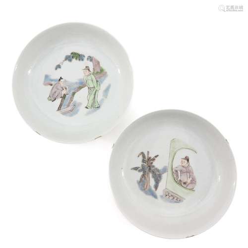 A PAIR OF FAMILLE ROSE PLATES