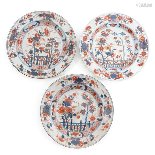 A SERIES OF 3 IMARI PLATES