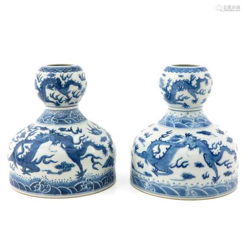 A PAIR OF BLUE AND WHITE VASES