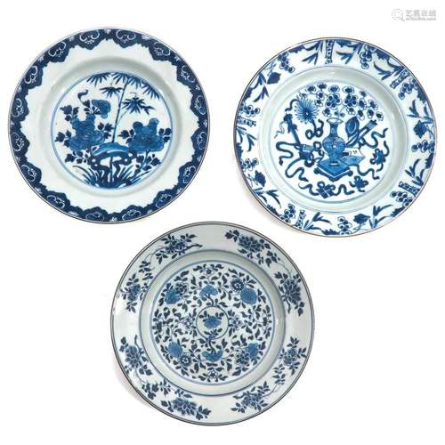 A LOT OF 3 BLUE AND WHITE PLATES