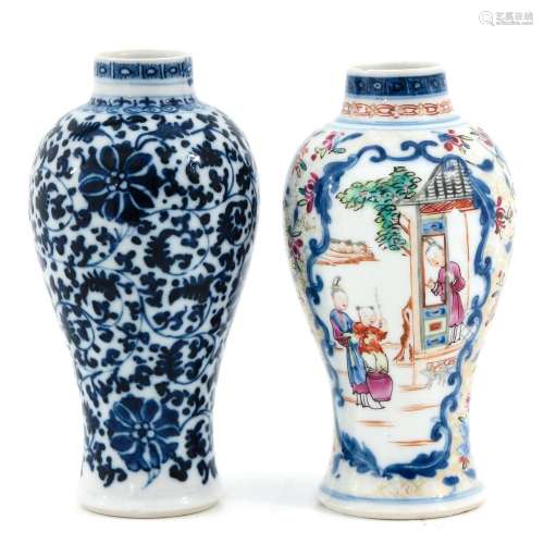 A LOT OF 2 SMALL VASES