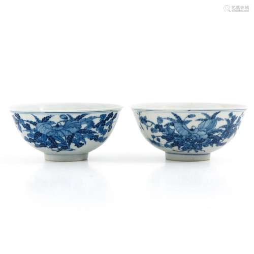 A PAIR OF BLUE AND WHITE BOWLS