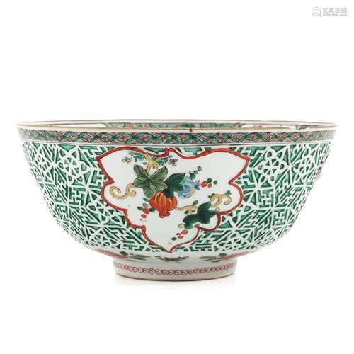 A FAMILLE VERTE SERVING BOWL