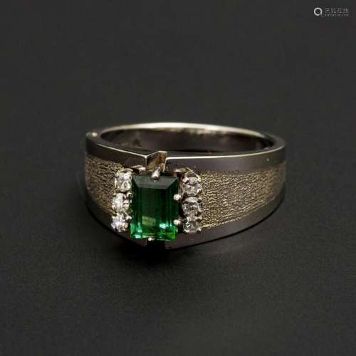 RING MIT TURMALIN UND DIAMANTEN