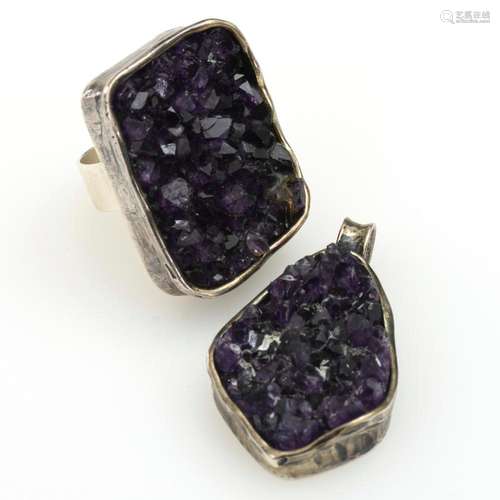 ANHÄNGER UND RING MIT AMETHYST-STUFEN