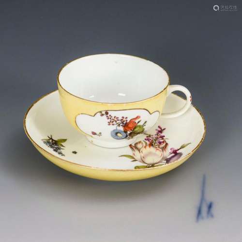 TASSE MIT BLUMENMALEREI. MEISSEN.