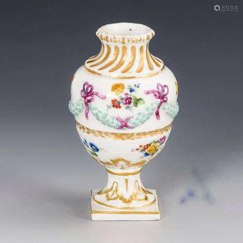 KLEINE VASE MIT BLUMENMALEREI. MEISSEN.