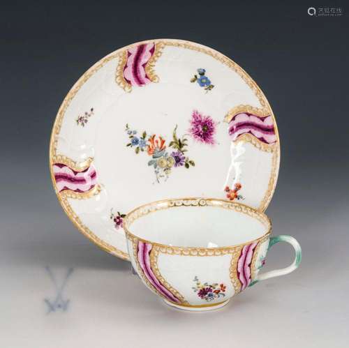 BAROCKE TASSE MIT BLUMENMALEREI. MEISSEN.