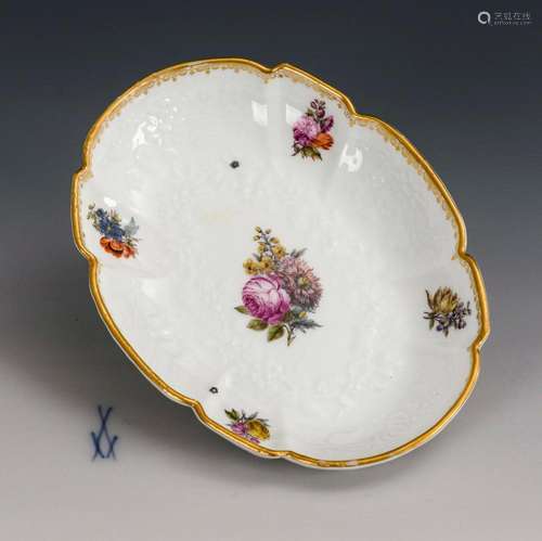 BAROCKE SCHALE MIT BLUMENMALEREI. MEISSEN.