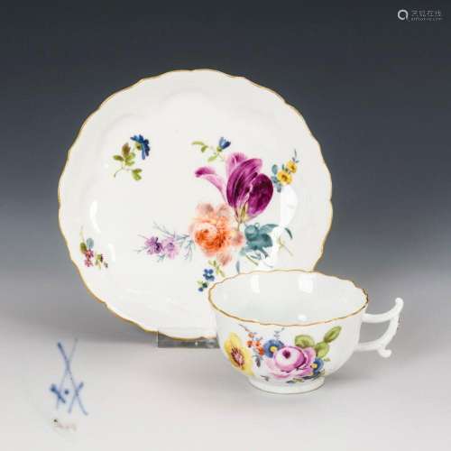 BAROCKE TASSE MIT BLUMENMALEREI. MEISSEN.