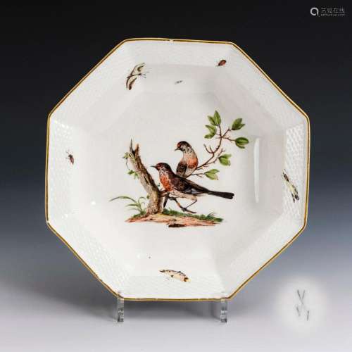 SCHALE MIT VOGELMALEREI. MEISSEN.