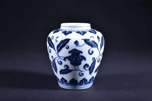 A BLUE AND WHITE JAR.MARK OF XUANDE