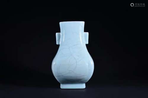 A GUAN-TYPE GLAZED VASE.MARK OF TONGZHI