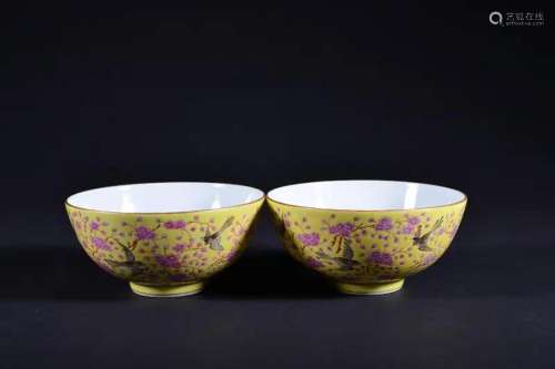 A PAIR OF YELLOW-GROUND FAMILLE-ROSE BOWLS.MARK OF