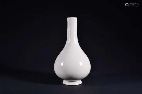 A WHITE -GLAZED VASE.MARK OF QIANLONG