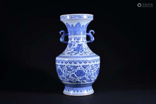 A BLUE AND WHITE VASE.QING PERIOD
