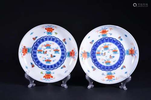 A PAIR OF FAMILLE-ROSE BLUE AND WHITE DISHES.MARK OF