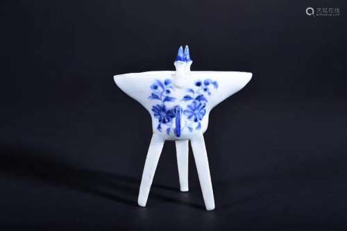 A BLUE AND WHITE TRIPOD WINE CUP.MING PERIOD