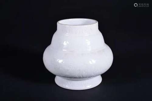 A WHITE -GLAZED VASE.MARK OF QIANLONG