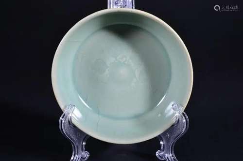 A CELADON-GLAZED DISH.MING PERIOD