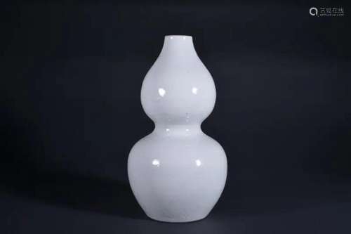 A WHITE -GLAZED DOUBLE-GOURD VASE.MING PERIOD