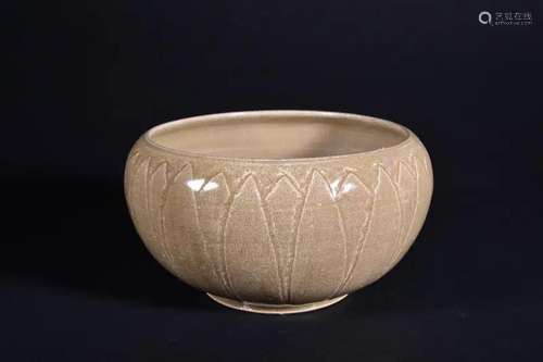 A CARVED YAOZHOU-GLAZED BOWL.SONG PERIOD