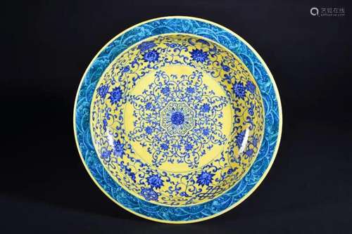 A YELLOW-GROUND BLUE AND WHITE DISH.MARK OF YONGZHENG