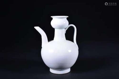 A WHITE-GLAZED WINEPOT.SONG PERIOD