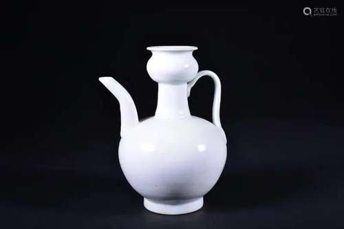 A WHITE-GLAZED WINEPOT.SONG PERIOD