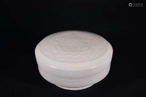 A WHITE DINGYAO-GLAZED BOX AND COVER.SONG PERIOD
